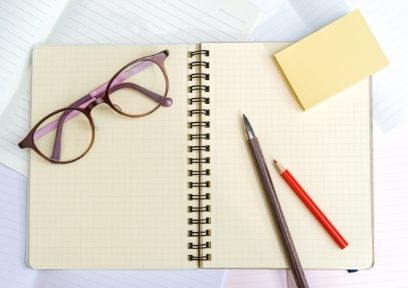 ノートや眼鏡の写真