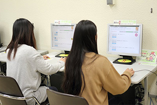 パソコンを操作する人