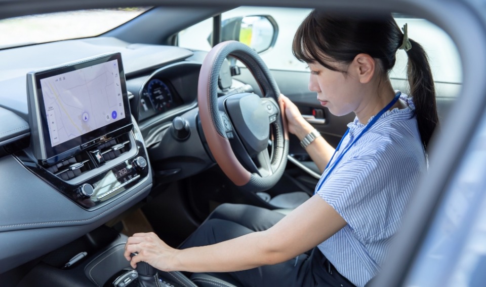 女性が企業講習を受けている写真