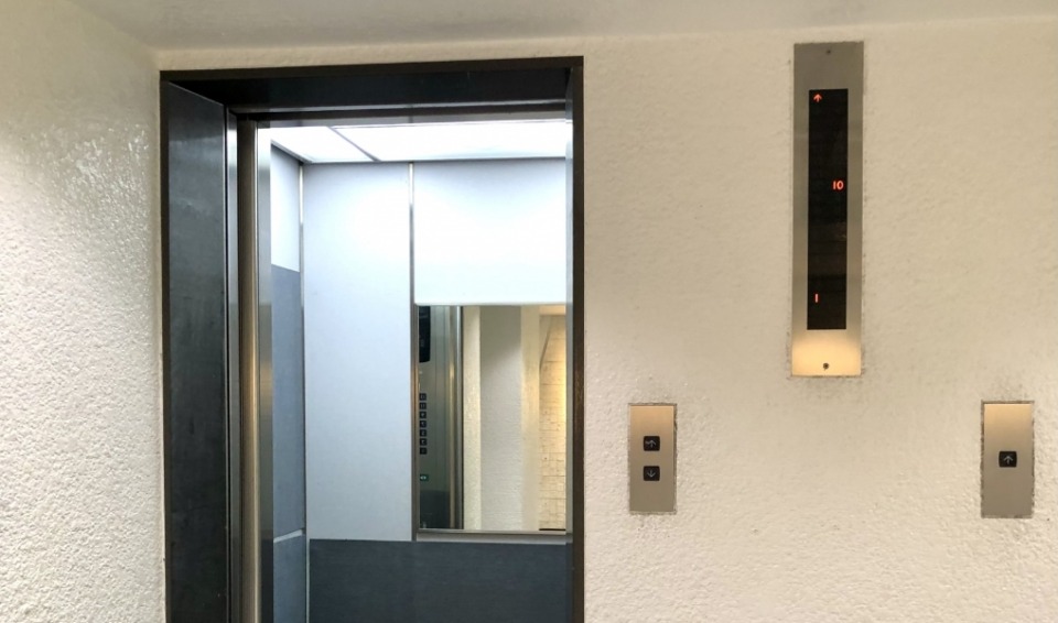 エレベーター完備の校舎の写真