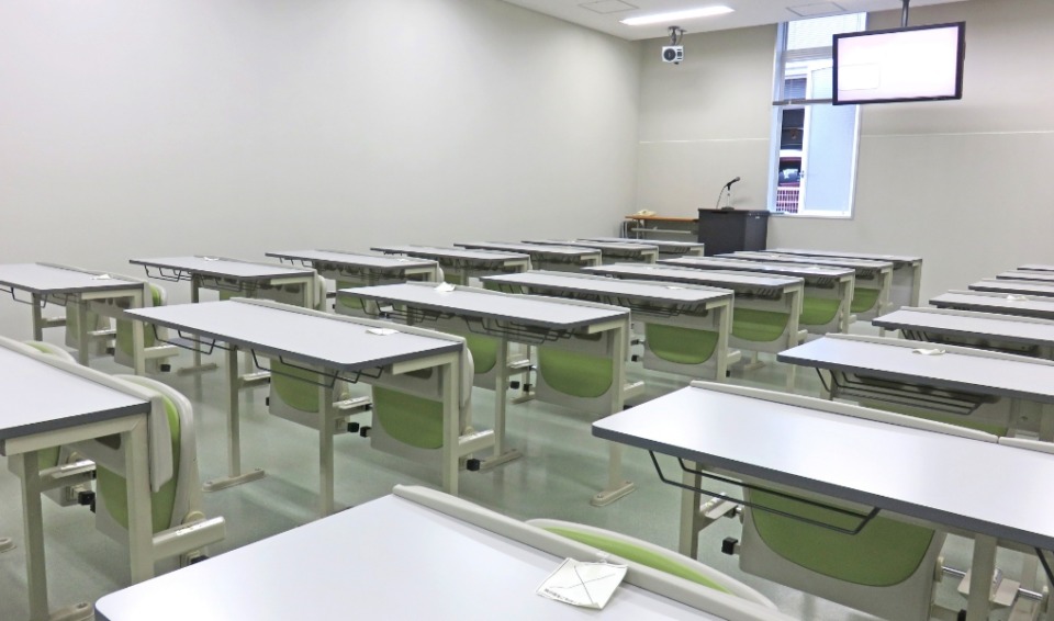 教室内での学科教習の様子の写真