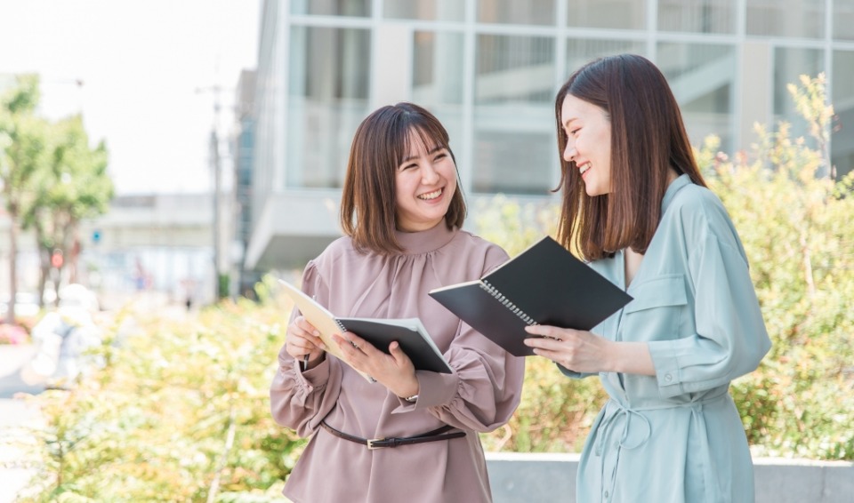 学生がキャンパスを歩いている写真