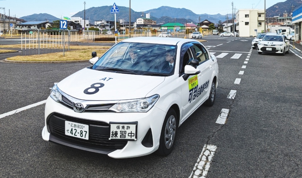普通車がコースを走っている写真