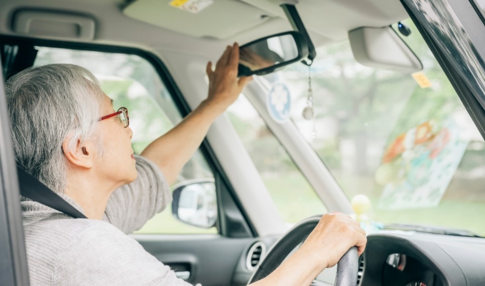 高齢者が運転している写真