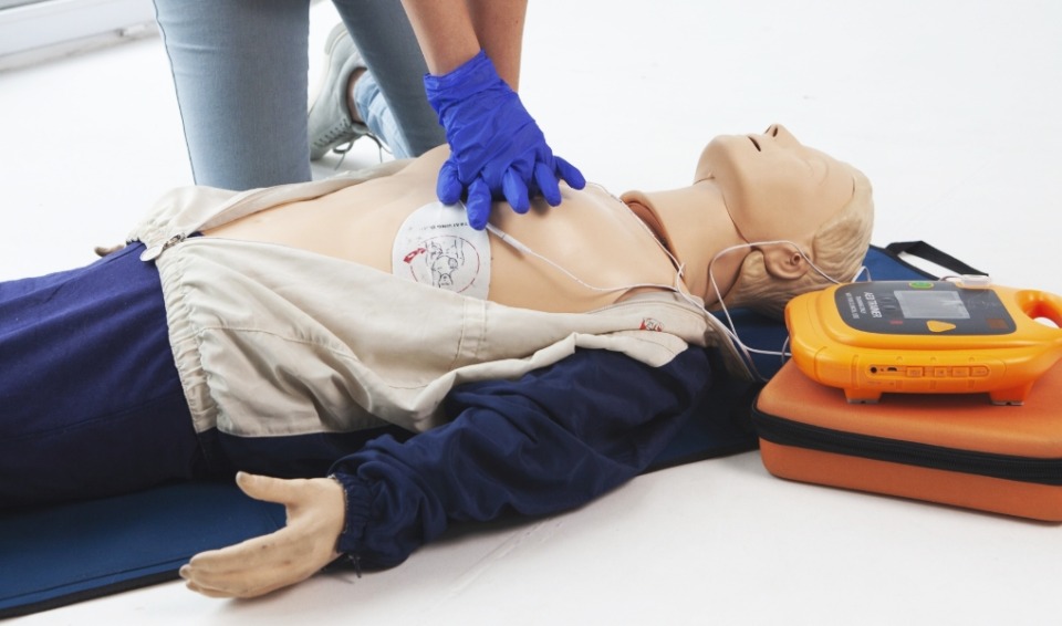 応急救護措置をしている写真