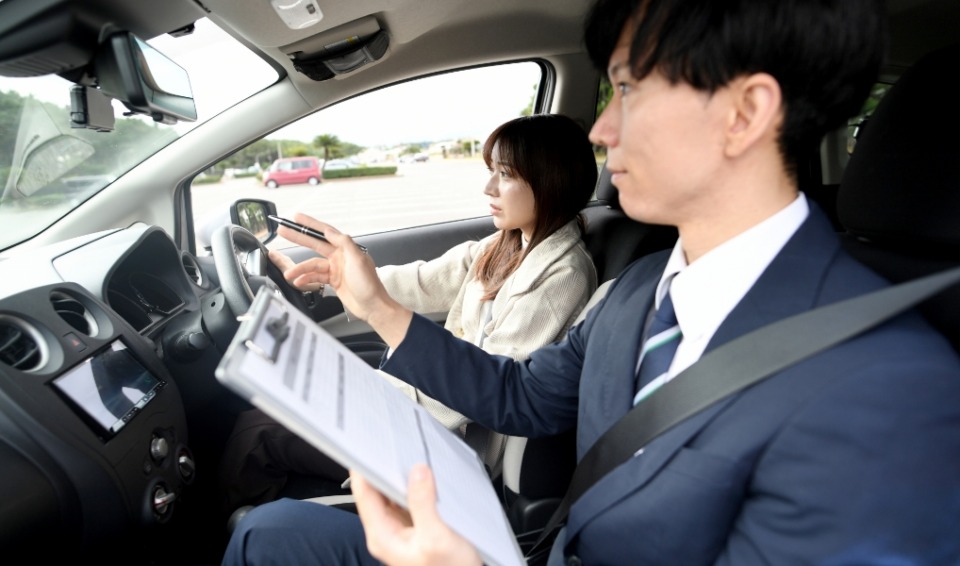 初心者が運転している写真