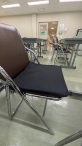高齢者講習室の椅子に新しい座布団が設置されました！